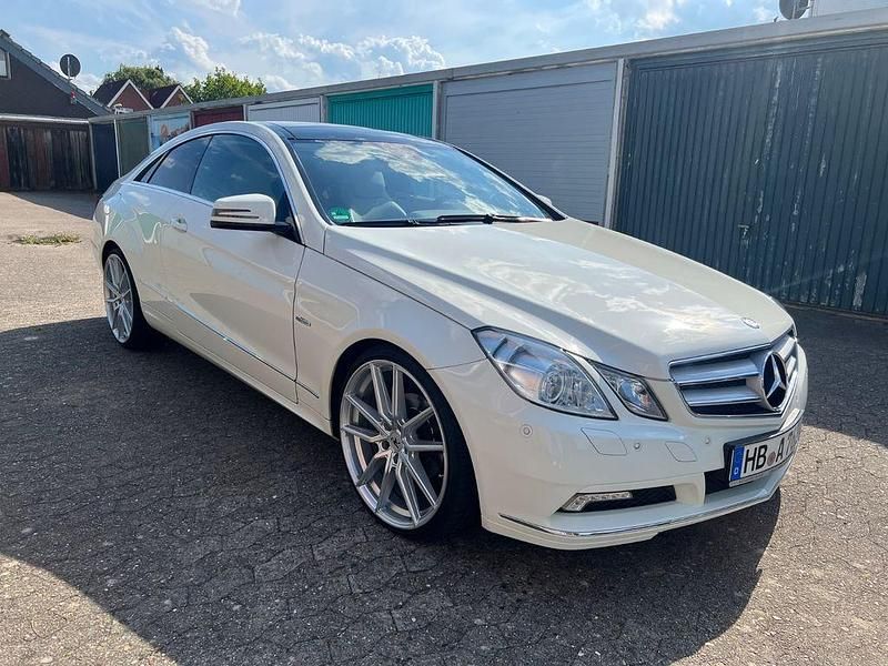 Weiß Gebraucht 2010 Mercedes E250 Elegance Coupé | 11.000 € (Guter Preis) - Bild 1/4