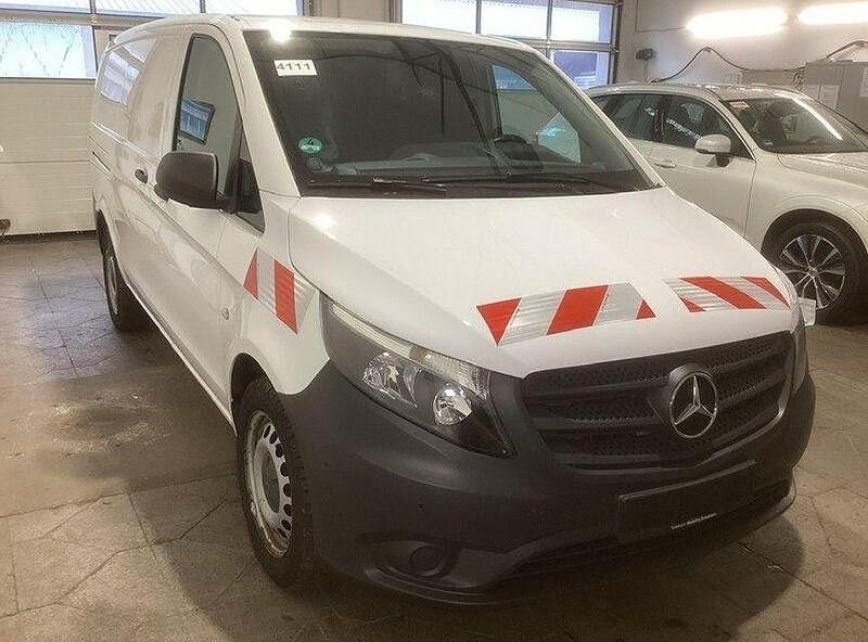 Weiß Gebraucht 2018 Mercedes Vito Van / Kleinbus | 24.990 € (Fairer Preis) - Bild 1/4