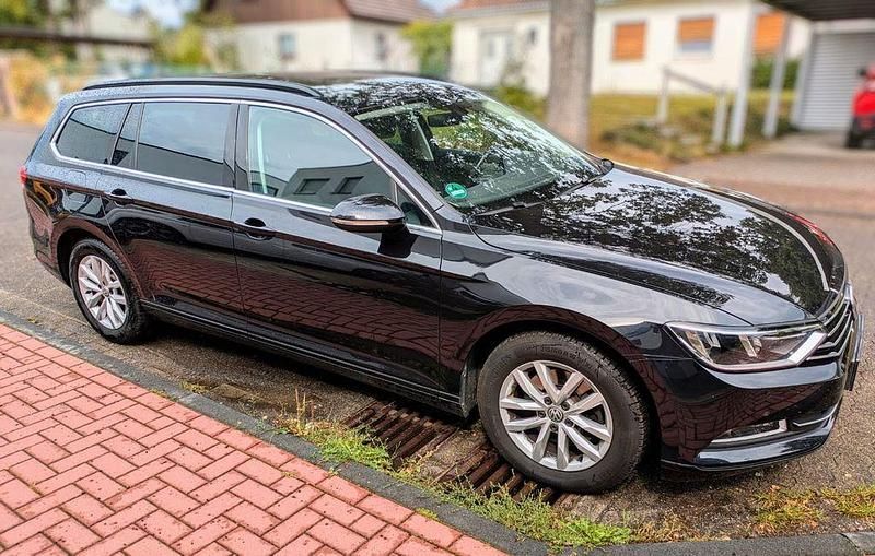 Schwarz Gebraucht 2019 VW Passat Comfortline Kombi | 12.999 € - Bild 1/4