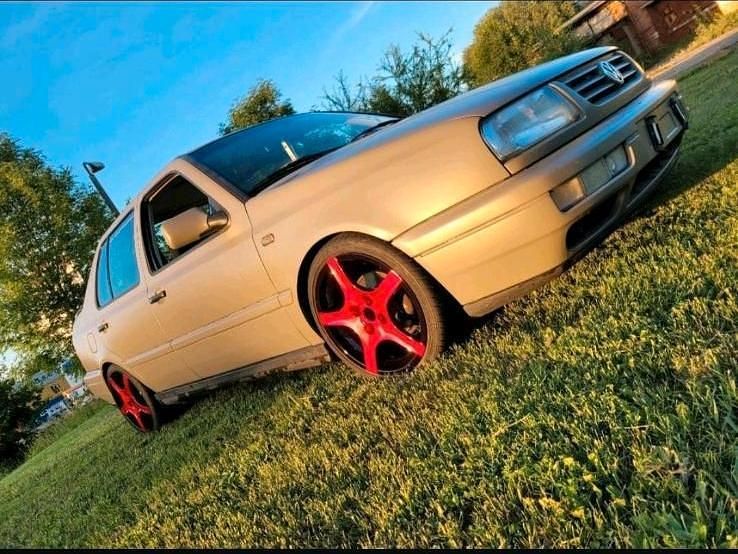 Grau Gebraucht 1995 VW Vento Limousine | 2.900 € - Bild 1/3