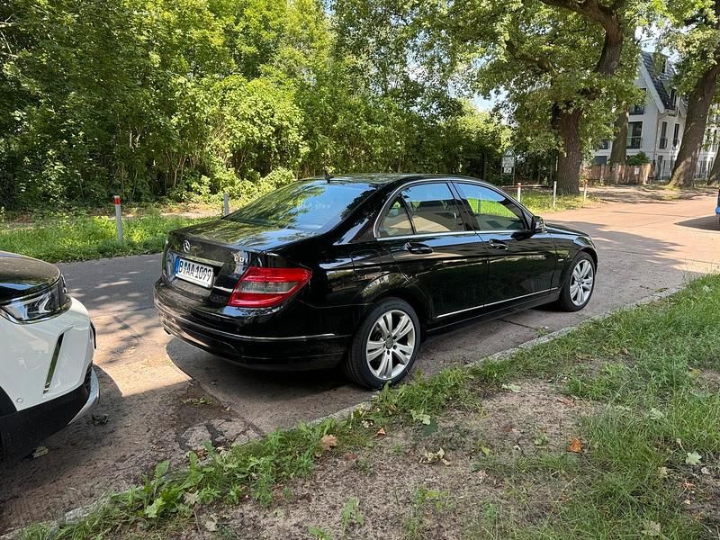 Schwarz Gebraucht 2009 Mercedes C200 Limousine | 8.900 € - Bild 1/4