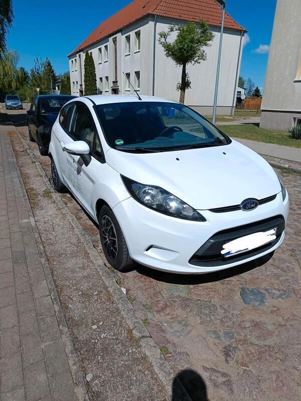 Weiß Gebraucht 2009 Ford Fiesta Kleinwagen | 2.700 € (Guter Preis) - Bild 1/4