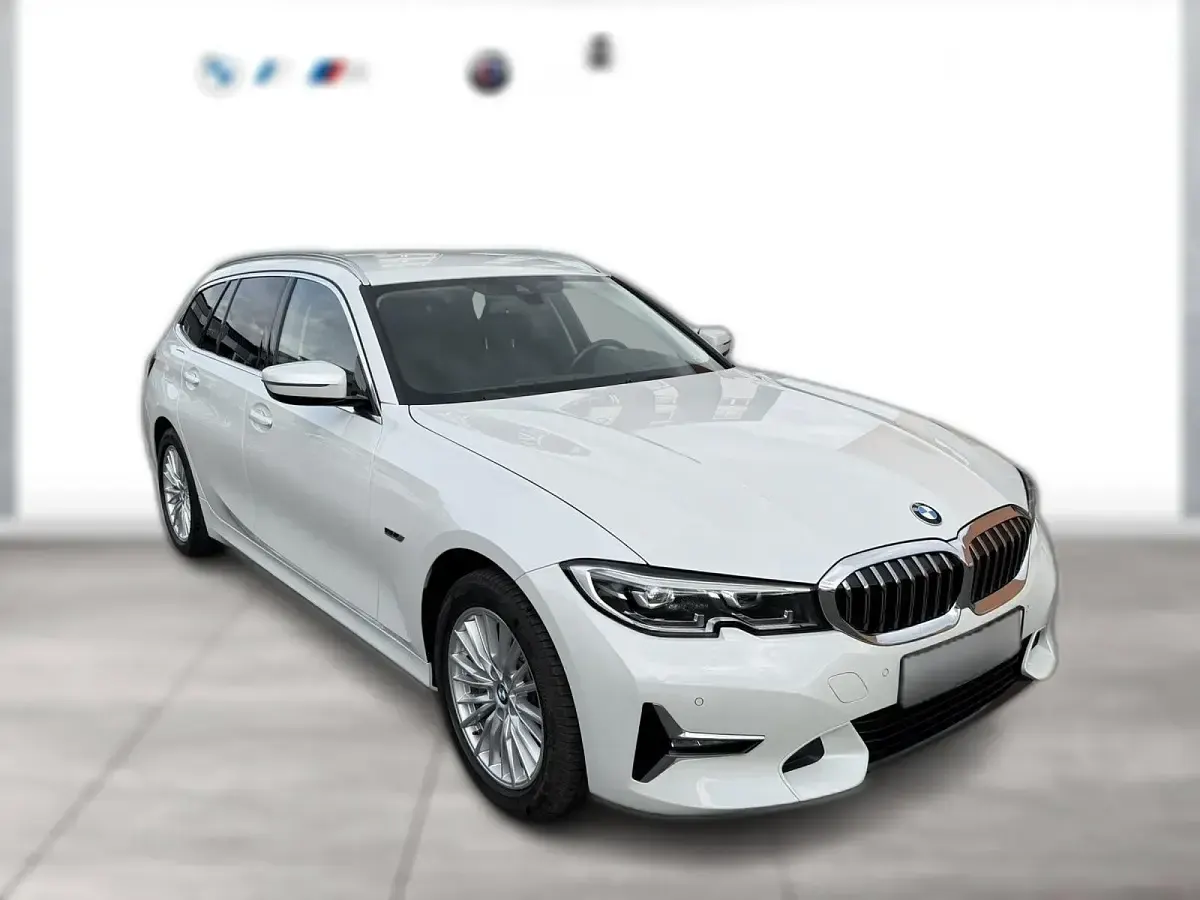 Gebraucht BMW 330e Luxury Line 292 PS (214 kW) 2021 Weiß metallic Kombi