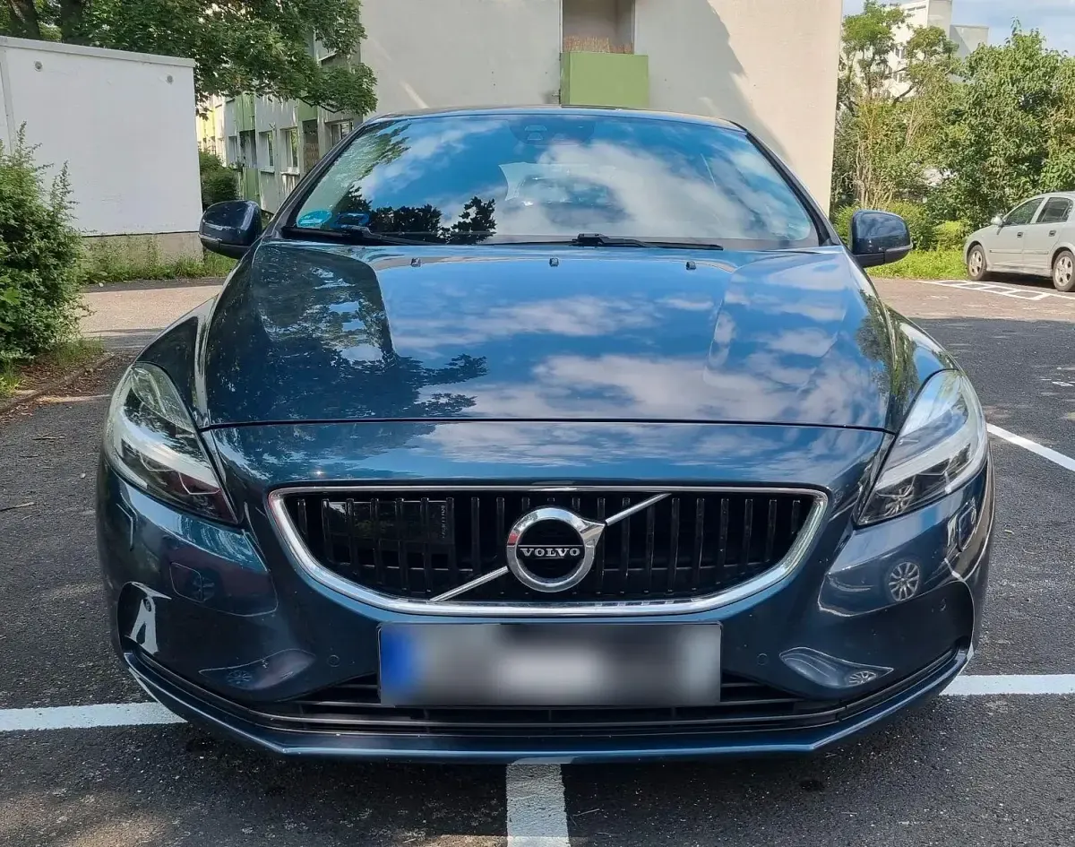 Gebraucht Volvo V40 Momentum 150 PS (110 kW) 2019 Blau Limousine