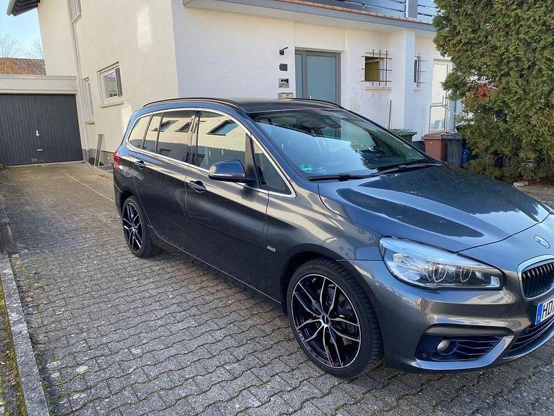 Grau Gebraucht 2016 BMW 220 Gran Tourer Sport Line Van / Kleinbus | 11.499 € (Fairer Preis) - Bild 1/4