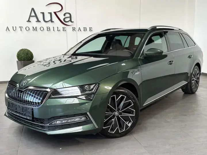 Grün Gebraucht 2020 Skoda Superb LAURIN & KLEMENT Kombi | 24.749 € (Etwas zu teuer) - Bild 1/4