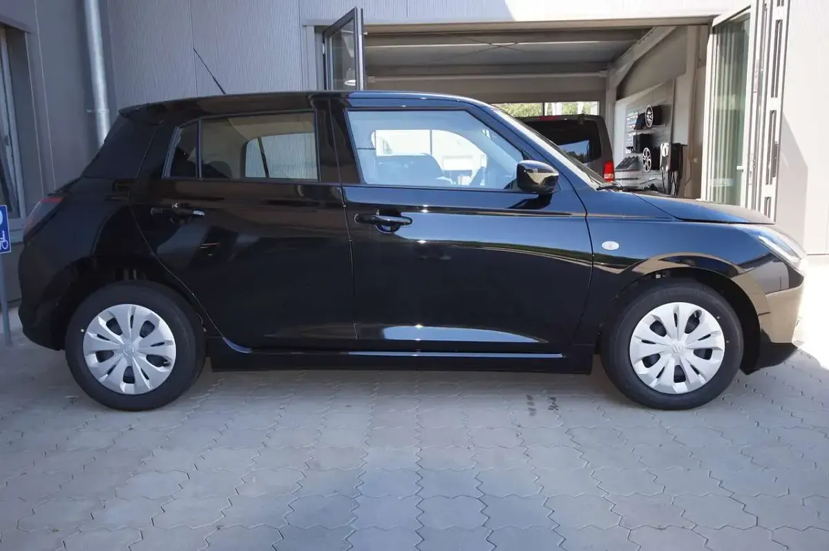 Neu Suzuki Swift Club 83 PS (61 kW) 2026 Super black pearl Kleinwagen