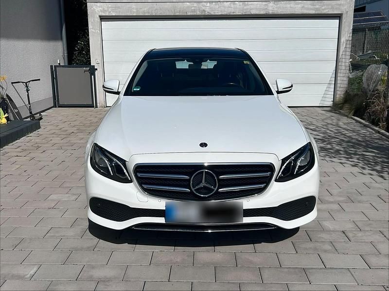 Gebraucht Mercedes E220 194 PS (142 kW) 2019 Weiß Limousine