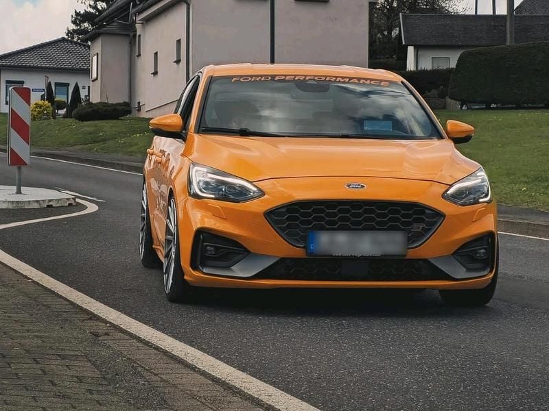 Orange Gebraucht 2019 Ford Focus Performance Edition Limousine | 25.399 € (Teuer) - Bild 1/4