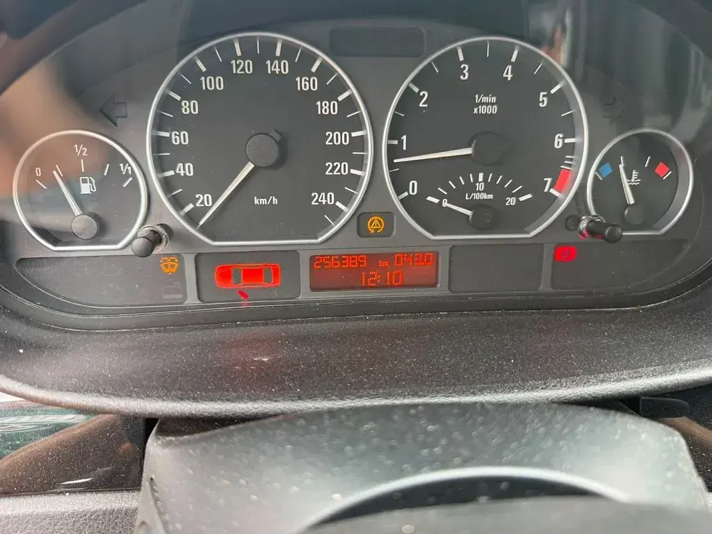 Gebraucht BMW 318 143 PS (105 kW) 2004 Silber Kombi