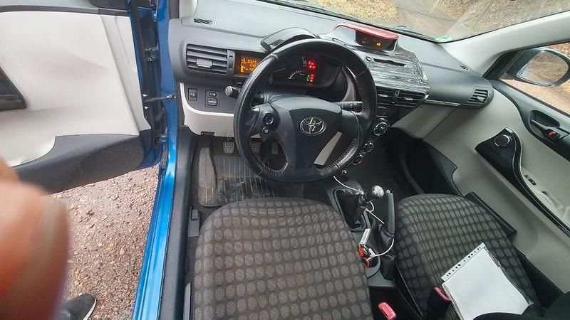 Gebraucht Toyota iQ Basis 68 PS (50 kW) 2011 Blau Kleinwagen