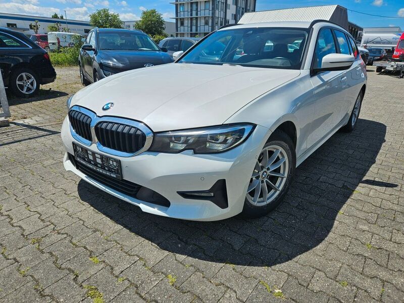 Mineralweiss metallic Gebraucht 2022 BMW 320 Kombi | 21.999 € (Superpreis) - Bild 1/4