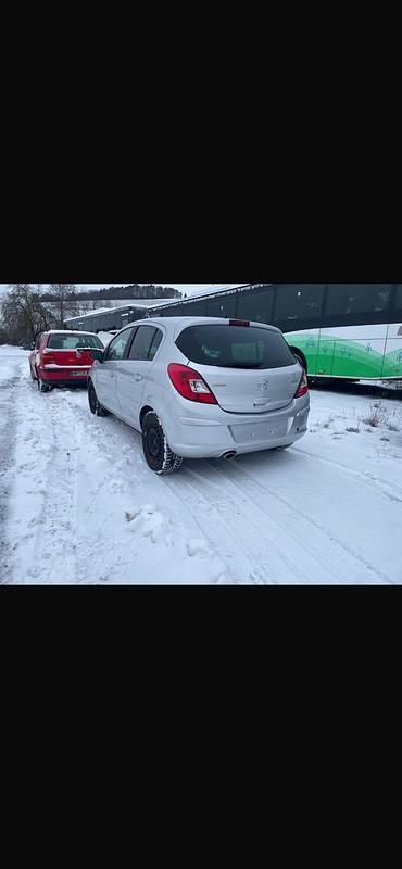 Gebraucht Opel Corsa 75 PS (55 kW) 2011 Silber Kleinwagen