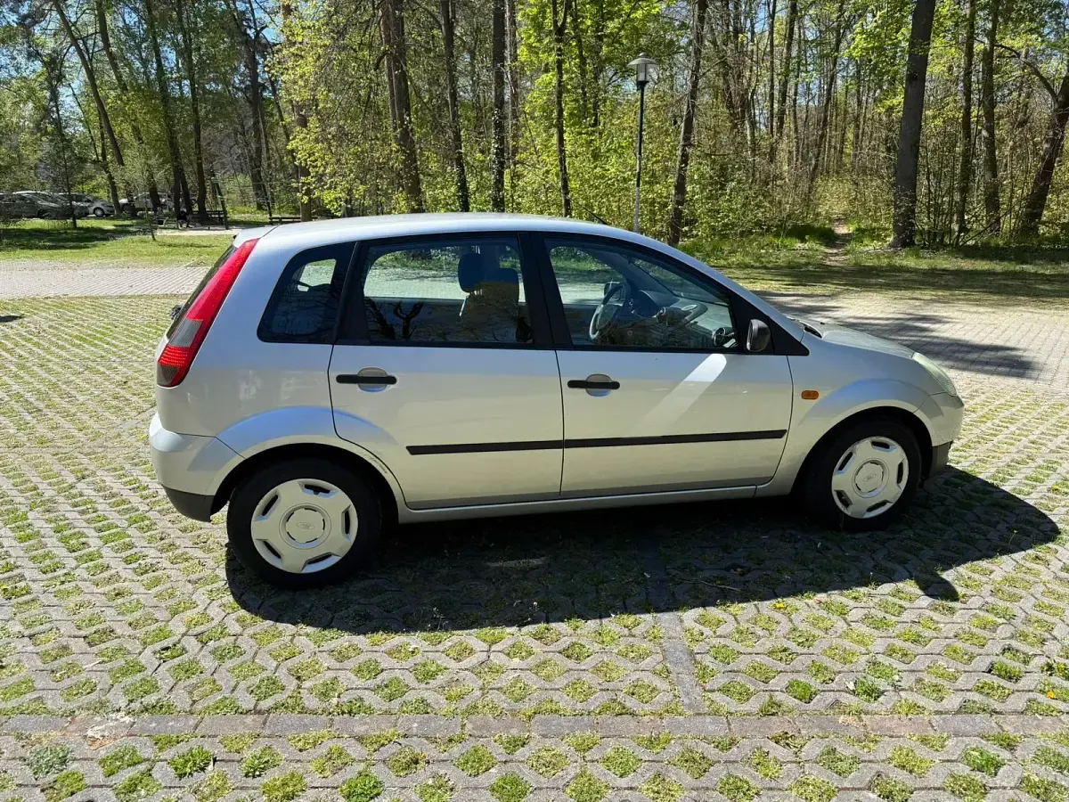 Gebraucht Ford Fiesta 80 PS (58 kW) 2004 Silber Kleinwagen