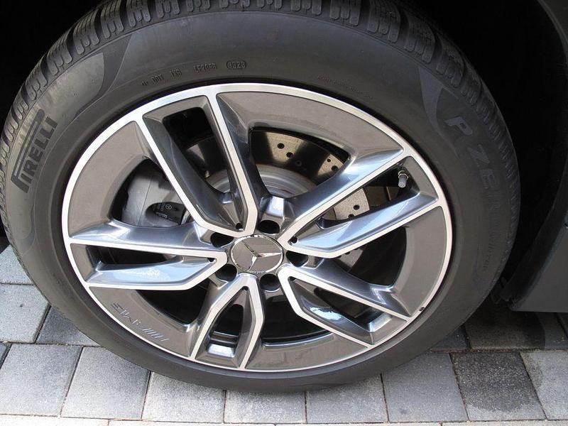 Second-hand Mercedes GLB35 AMG 306 CP (225 kW) 2024 Negru SUV