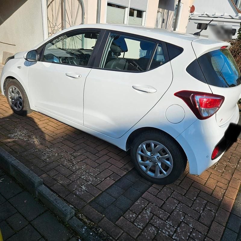 Gebraucht Hyundai i10 Trend 67 PS (49 kW) 2017 Weiß Kleinwagen