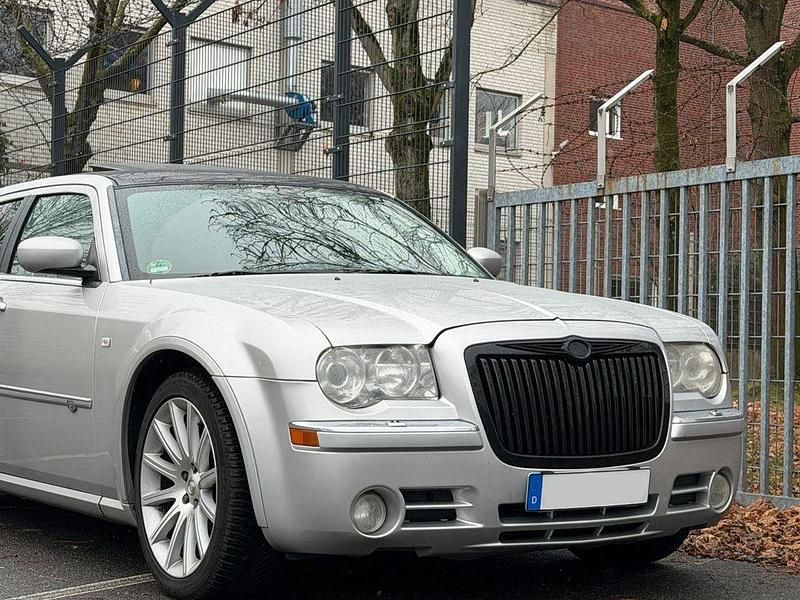 Silber Gebraucht 2009 Chrysler 300C Touring Kombi | 11.990 € - Bild 1/4