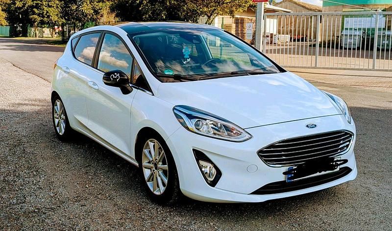 Weiß Gebraucht 2017 Ford Fiesta Titanium Kleinwagen | 7.300 € (Guter Preis) - Bild 1/4