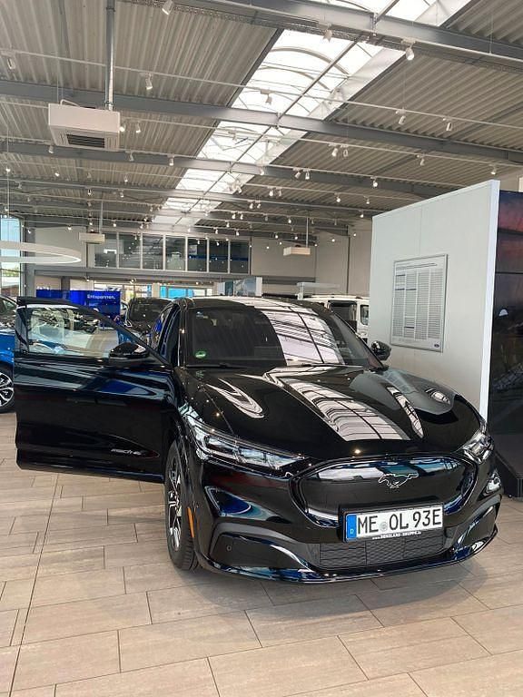 Schwarz Gebraucht 2022 Ford Mustang Mach-E SUV | 35.000 € (Superpreis) - Bild 1/4