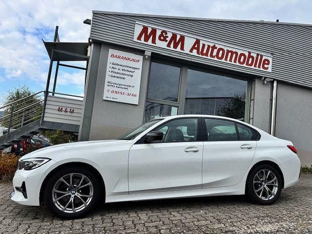 Alpinweiss iii Gebraucht 2019 BMW 320 Sport Line Limousine | 21.900 € (Teuer) - Bild 1/4