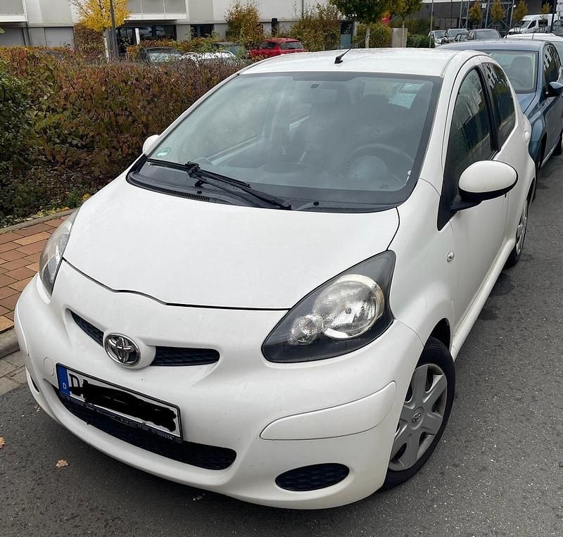 Weiß Gebraucht 2011 Toyota Aygo Kleinwagen | 2.400 € (Fairer Preis) - Bild 1/4