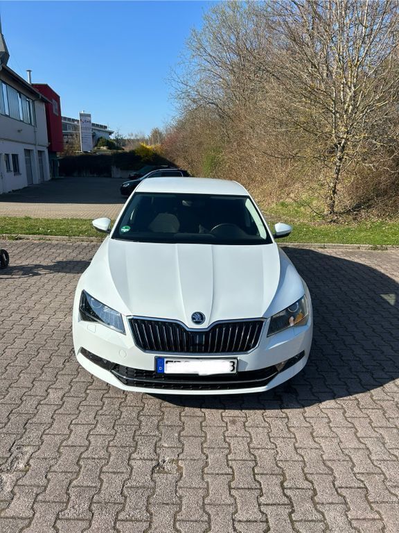 Weiß Gebraucht 2016 Skoda Superb Limousine | 16.500 € (Guter Preis) - Bild 1/4
