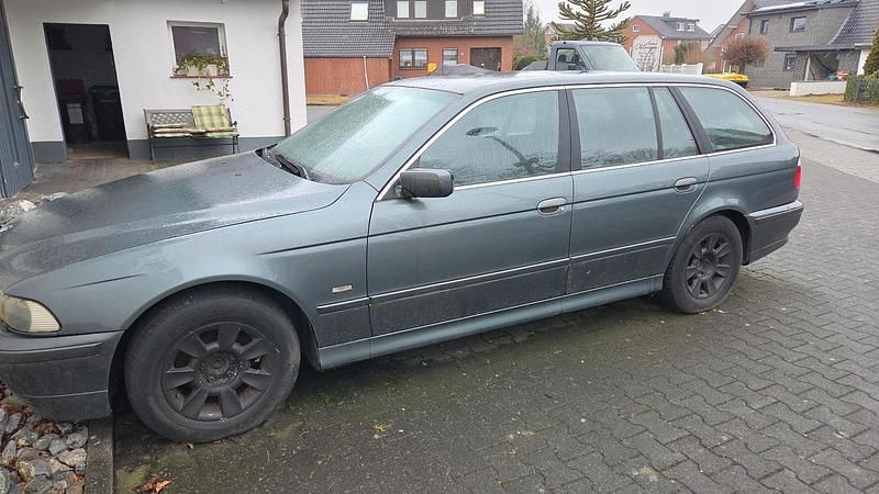 Gebraucht BMW 525 163 PS (119 kW) 2002 Grau Kombi