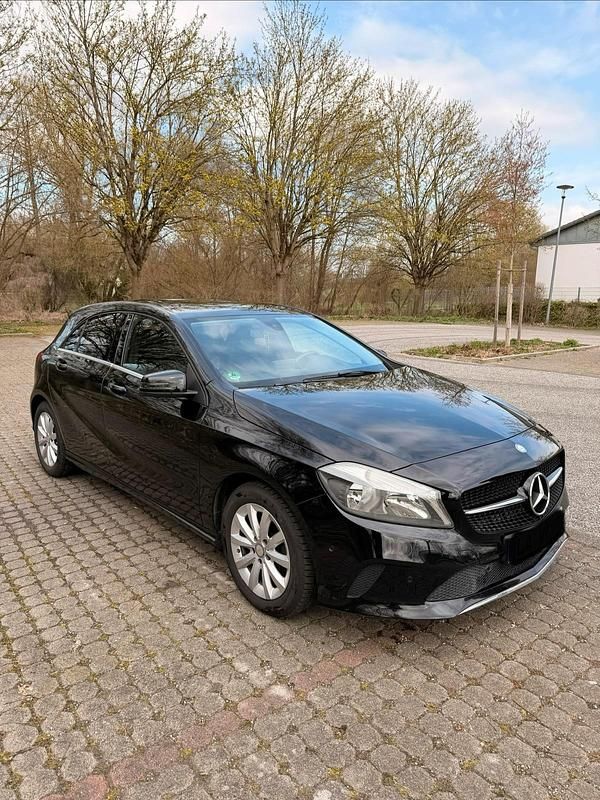Gebraucht Mercedes A180 122 PS (89 kW) 2016 Schwarz Kleinwagen
