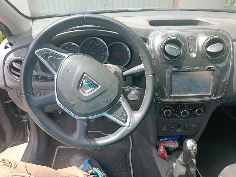 Grau Gebraucht 2018 Dacia Sandero Stepway SUV | 9.000 € (Fairer Preis) - Bild 1/4