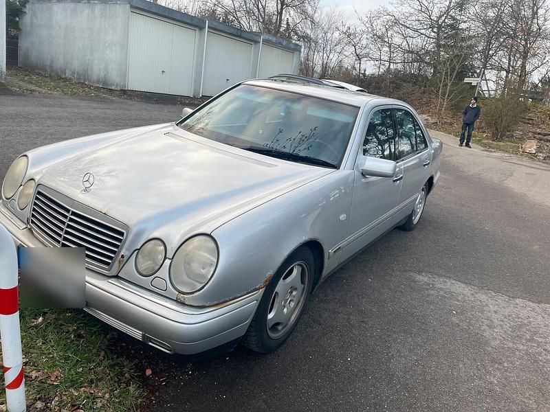 Gebraucht Mercedes E280 204 PS (150 kW) 1997 Silber Limousine
