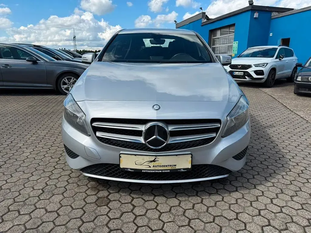 Gebraucht Mercedes A180 122 PS (89 kW) 2014 Silber Kleinwagen