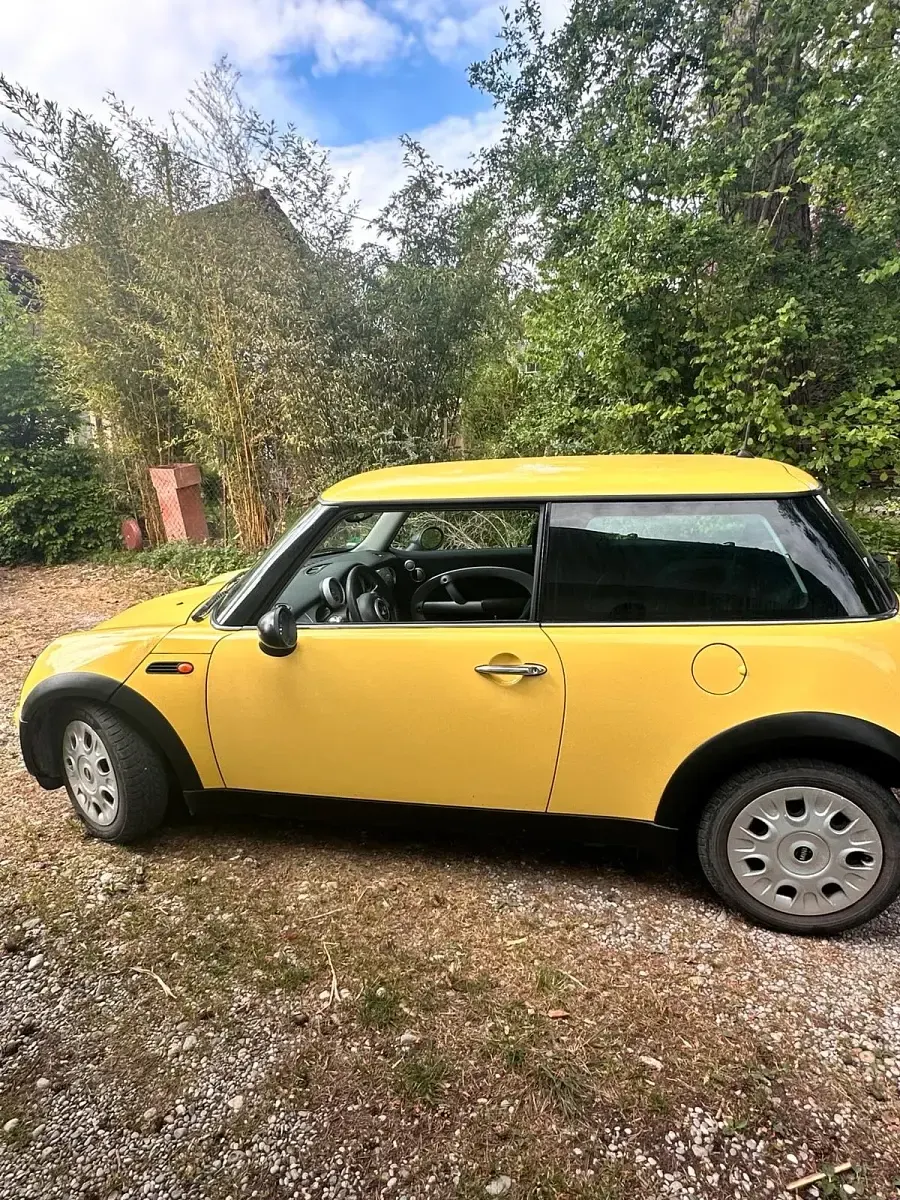 Używany Mini Cooper 90 KM (66 kW) 2003 Żółty Hatchback