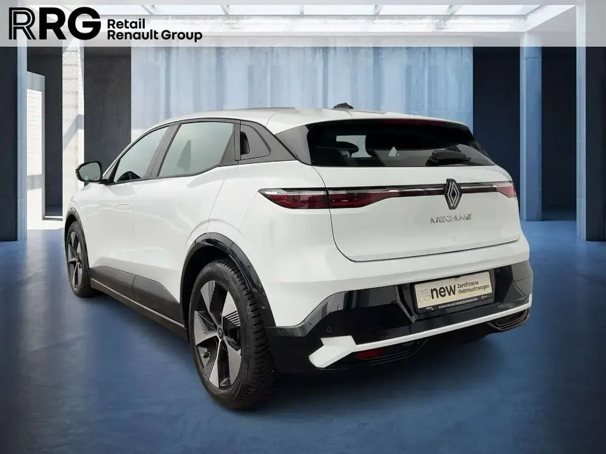 Käytetty Renault Megane E-Tech 96 kW (131 HP) 2023 Valkoinen Sedan