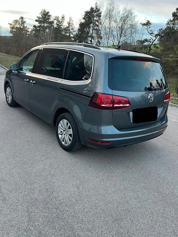 Second-hand VW Sharan 150 CP (110 kW) 2017 Verde Monovolum