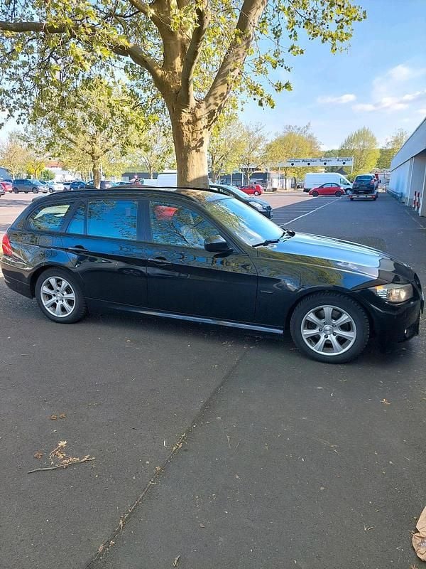 Gebraucht BMW 320 184 PS (135 kW) 2010 Schwarz Kombi