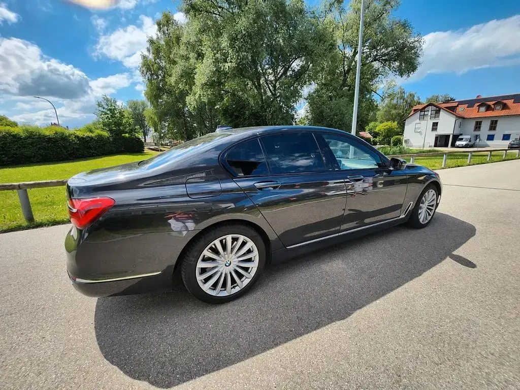 Gebraucht BMW 750 Performance 400 PS (294 kW) 2017 Schwarz Limousine