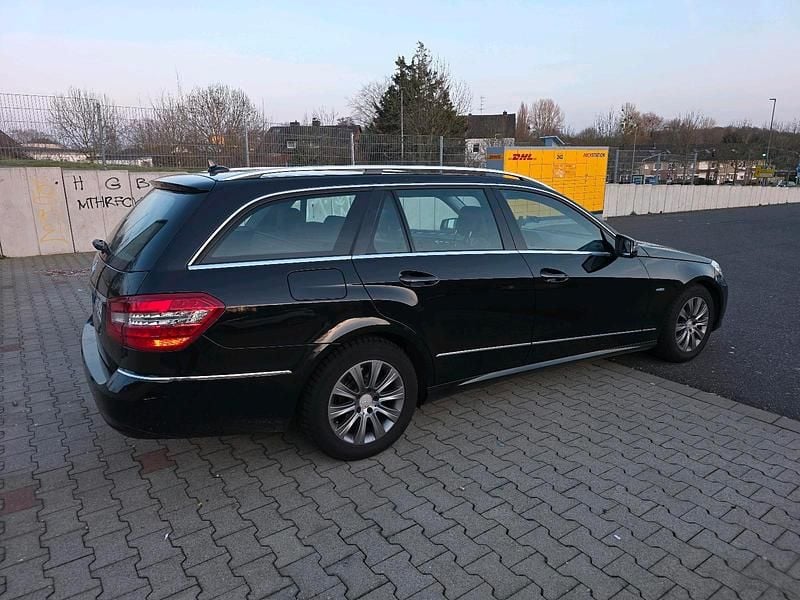 Gebraucht Mercedes E220 170 PS (125 kW) 2011 Schwarz Limousine