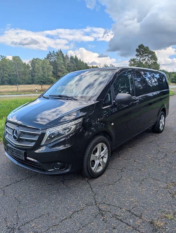 Schwarz Gebraucht 2018 Mercedes Vito Van / Kleinbus | 14.900 € - Bild 1/4