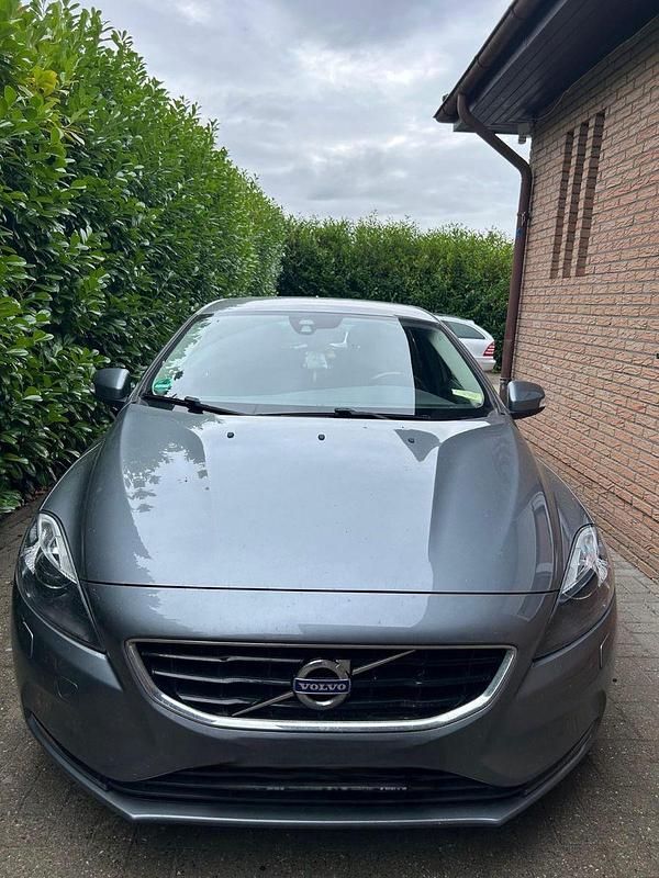 Grau Gebraucht 2015 Volvo V40 Kombi | 9.300 € (Superpreis) - Bild 1/4