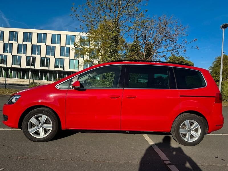 Second-hand VW Sharan 140 CP (102 kW) 2014 Roșu Monovolum
