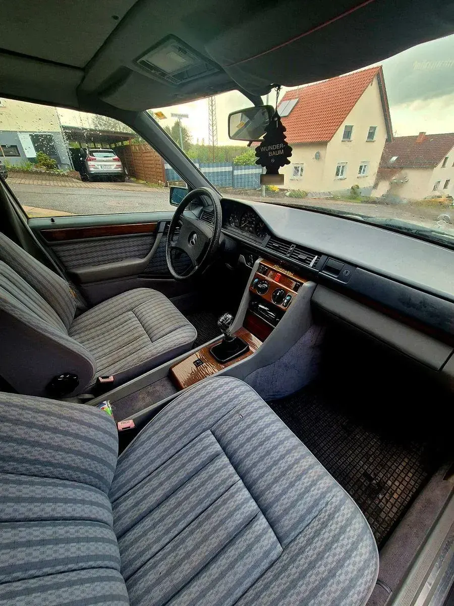 Gebraucht Mercedes E200 105 PS (77 kW) 1990 Grau Limousine