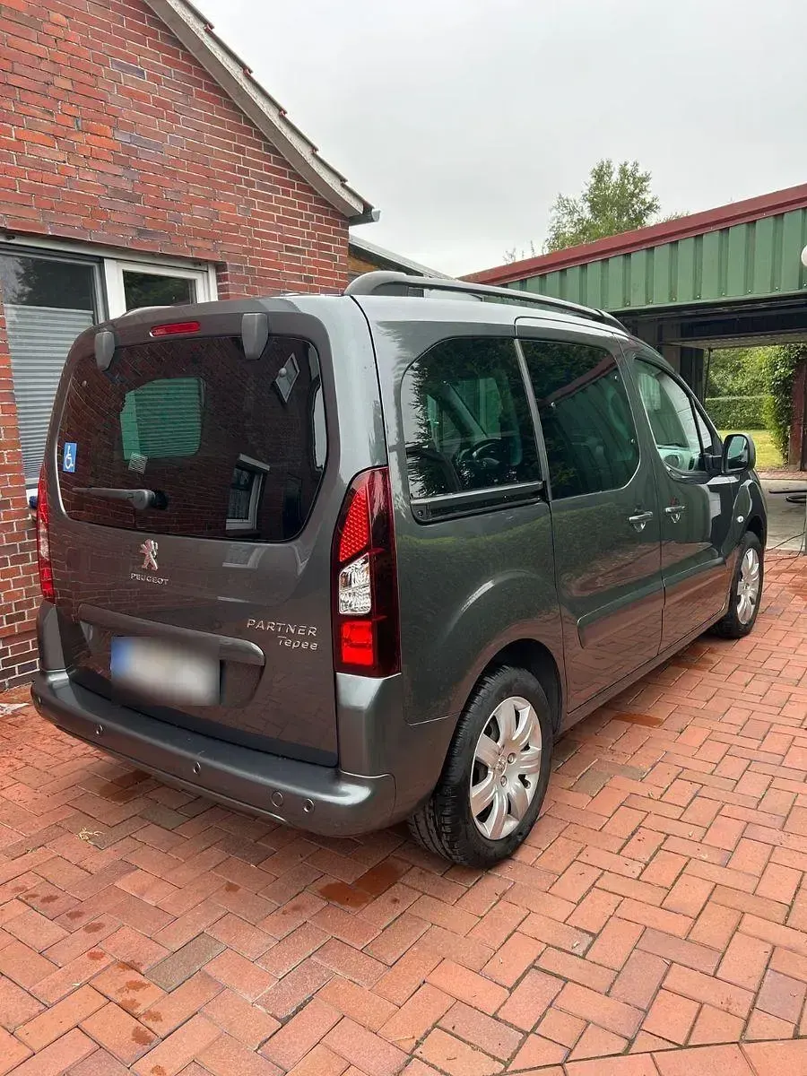 Gebraucht Peugeot Partner Tepee Active 120 PS (88 kW) 2015 Grau Van / Kleinbus