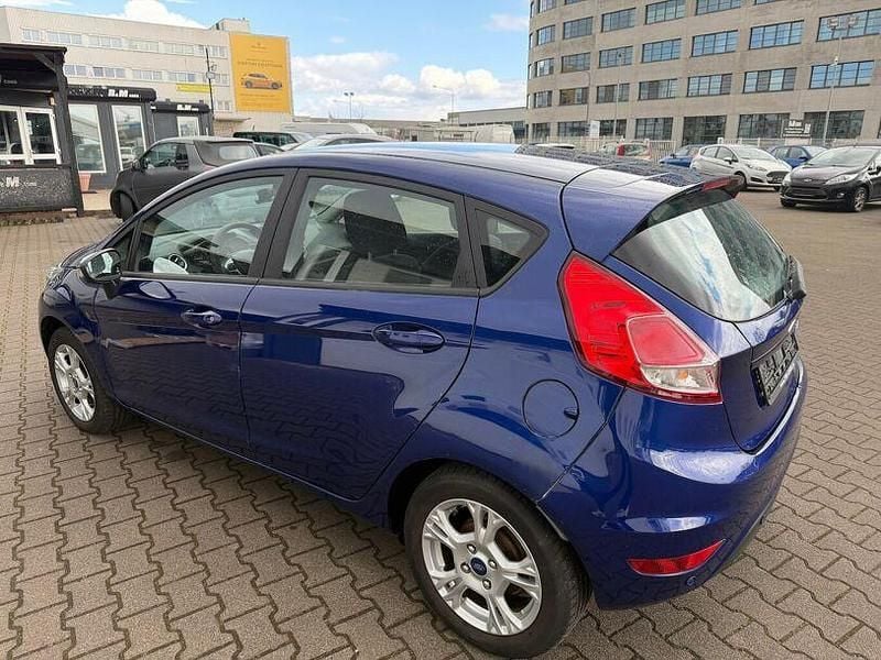 Gebraucht Ford Fiesta 80 PS (58 kW) 2014 Blau Kleinwagen
