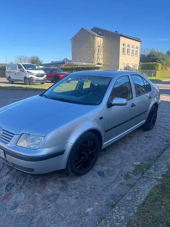 Second-hand VW Bora Edition 105 CP (77 kW) 2000 Argintiu Berlinǎ