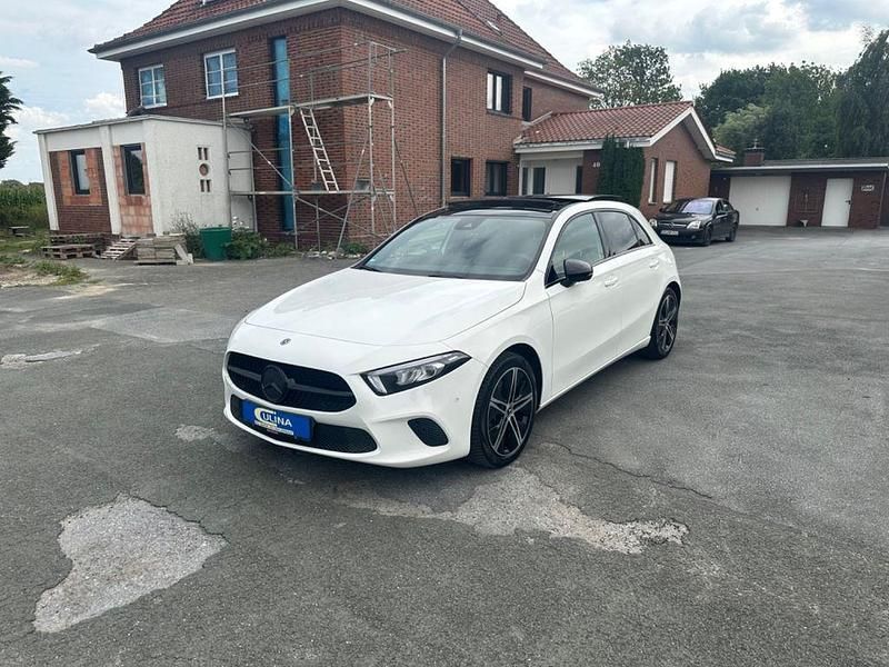 Polarweiss Gebraucht 2018 Mercedes A250 Night Limousine | 21.500 € (Guter Preis) - Bild 1/4