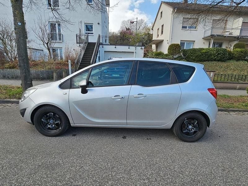 Gebraucht Opel Meriva Design Edition 101 PS (74 kW) 2011 Silber Van / Kleinbus