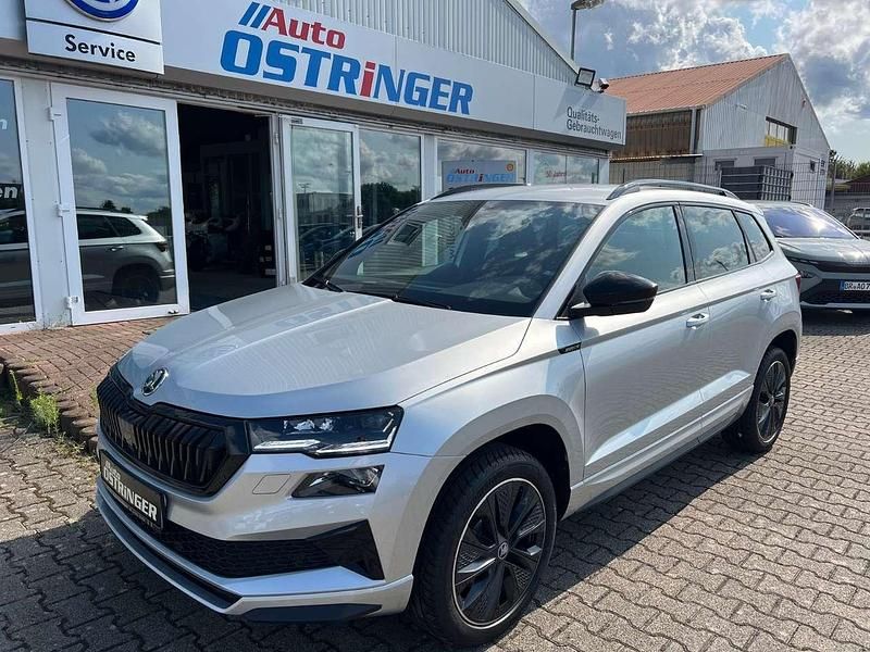 Silber Neu 2025 Skoda Karoq SportLine SUV | 36.990 € (Fairer Preis) - Bild 1/4