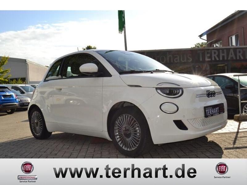 Arktis weiß) (weiss Gebraucht 2021 Fiat 500e Icon Kleinwagen | 17.490 € (Fairer Preis) - Bild 1/4