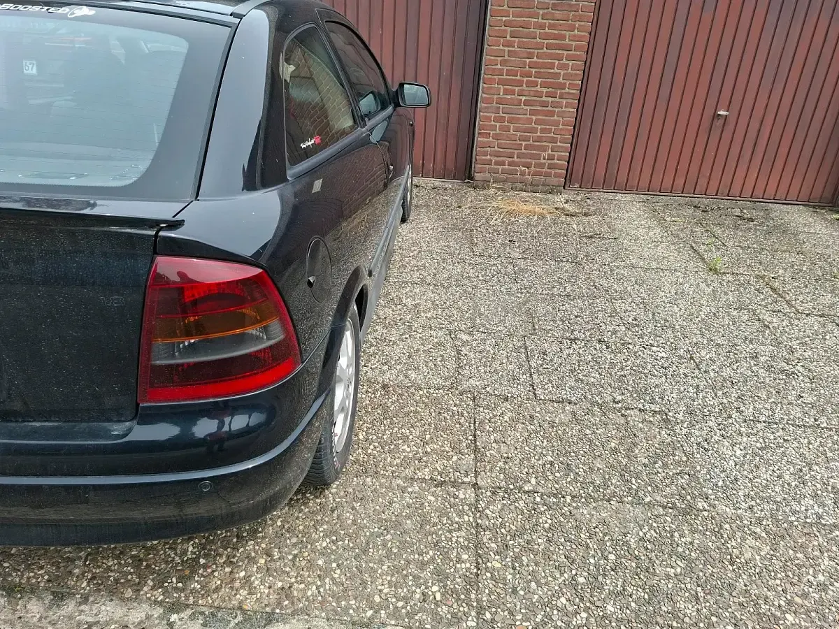 Gebraucht Opel Astra 118 PS (86 kW) 2002 Schwarz Coupé