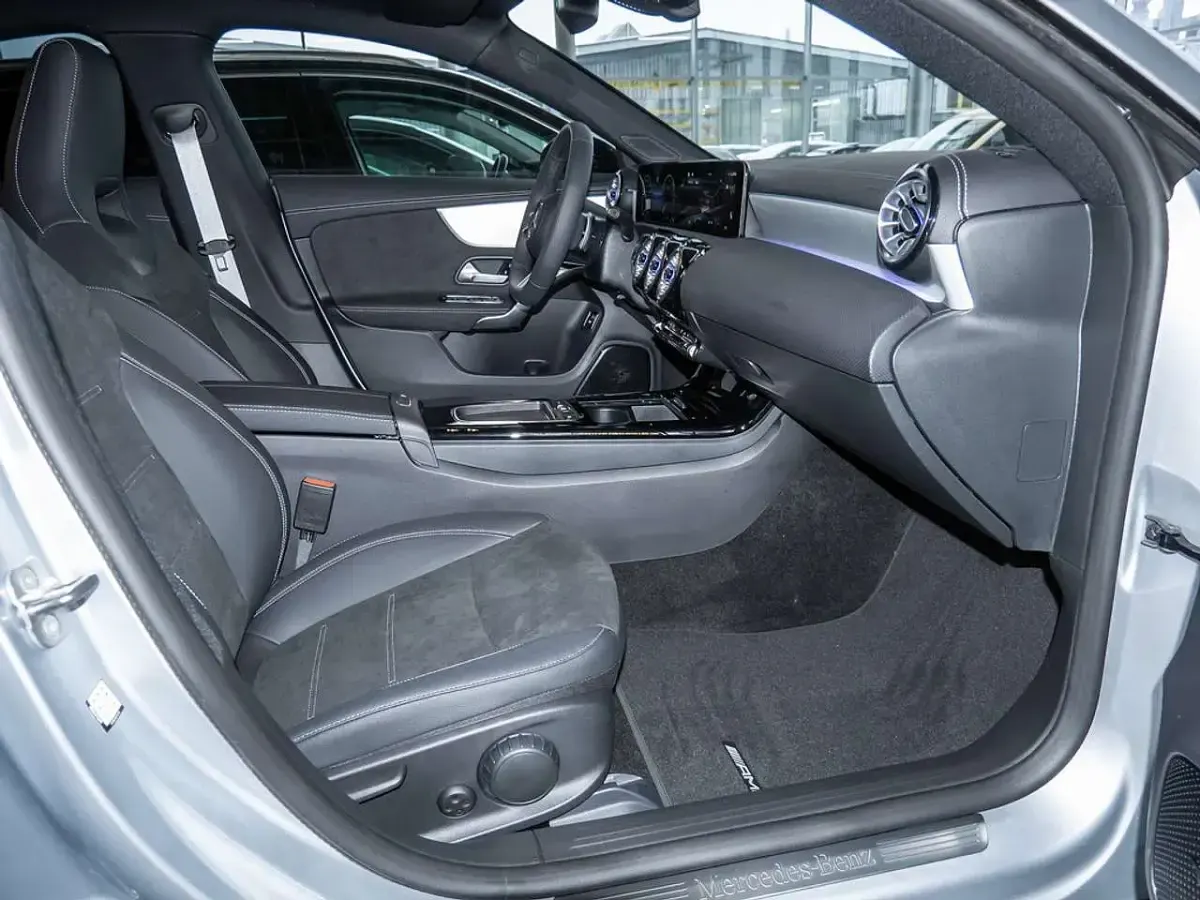 Gebraucht Mercedes CLA180 Edition 136 PS (100 kW) 2025 Silber / hightechsilber Coupé